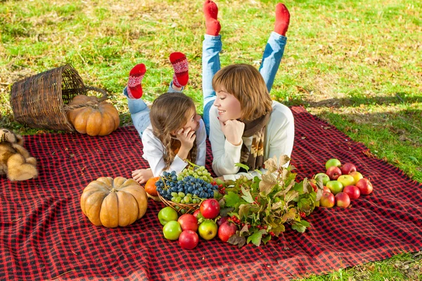 Gelukkig moeder met kleine dochter in herfst park — Stockfoto