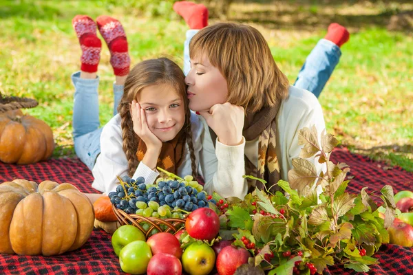 Sonbahar Park küçük kızı ile mutlu anne
