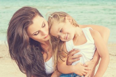 Anne ve kızı plajda eğlenmek