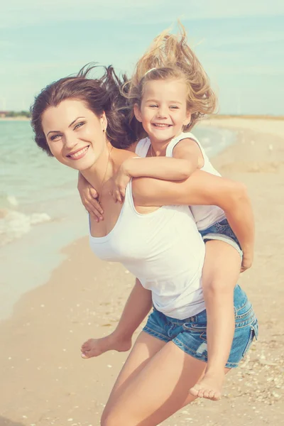 Matki i córki, zabawy na plaży — Zdjęcie stockowe