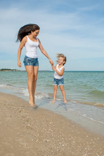 Matki i córki, zabawy na plaży — Zdjęcie stockowe