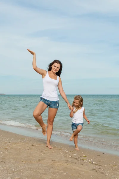 Matki i córki, zabawy na plaży — Zdjęcie stockowe