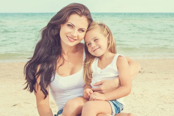 Matki i córki, zabawy na plaży — Zdjęcie stockowe