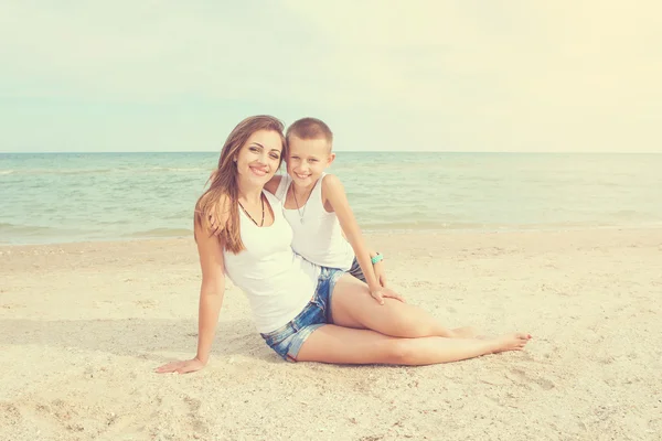 Mutter und ihr Sohn amüsieren sich am Strand — Stockfoto