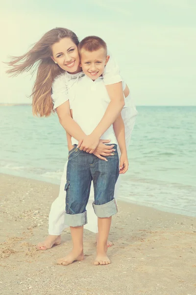 Mãe e seu filho se divertindo na praia — Fotografia de Stock