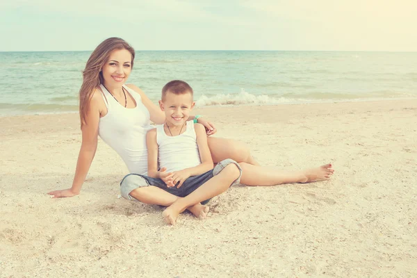 Mutter und ihr Sohn amüsieren sich am Strand — Stockfoto