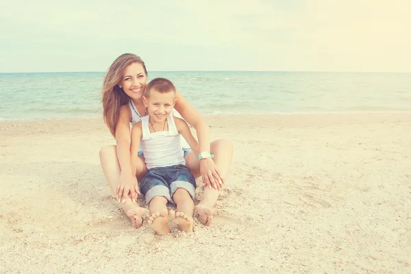 Matka i jej syn, zabawy na plaży — Zdjęcie stockowe