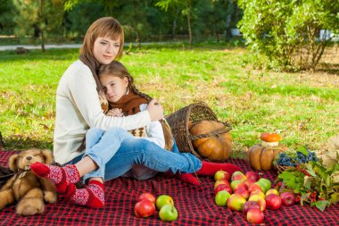 Sonbahar Park küçük kızı ile mutlu anne