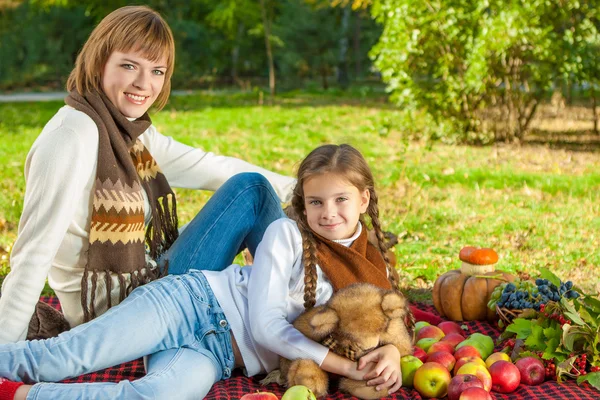 Happy mother with little daughter in autumn park — Stock Photo, Image