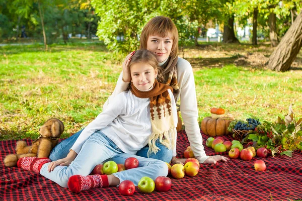 Madre feliz con hija pequeña en el parque de otoño — Foto de Stock