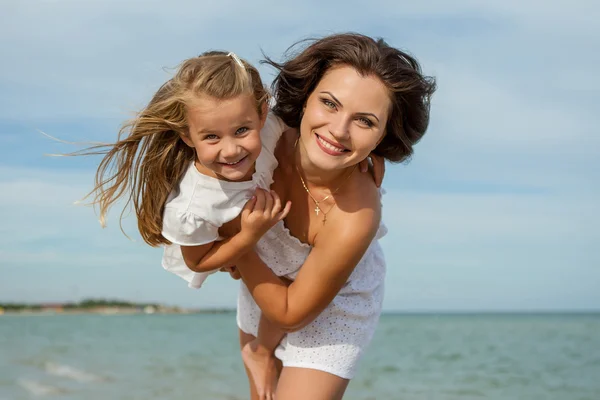 Mother and her daughter  having fun on the beach — Stock Photo, Image