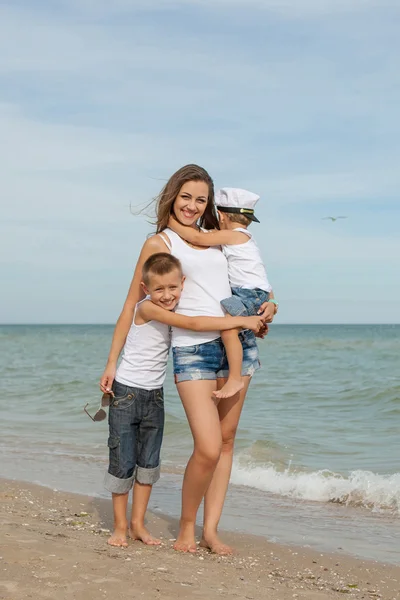 Mãe e seus dois filhos se divertindo na praia — Fotografia de Stock