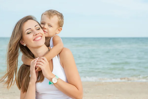 Mamma och hennes son att ha kul på stranden — Stockfoto