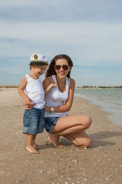 Mutter und ihr Sohn amüsieren sich am Strand — Stockfoto