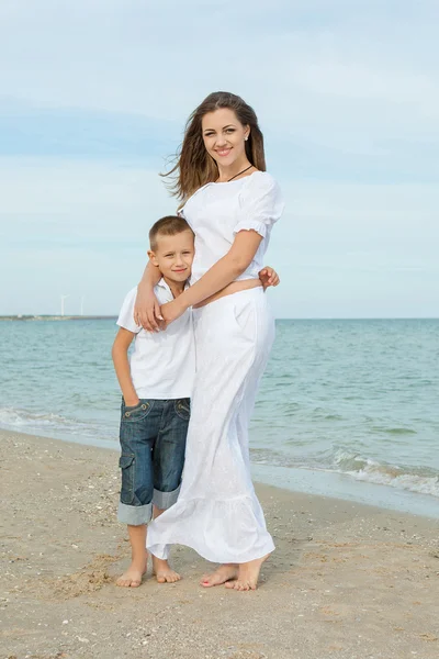 Mutter und ihr Sohn amüsieren sich am Strand — Stockfoto