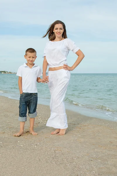 Mutter und ihr Sohn amüsieren sich am Strand — Stockfoto