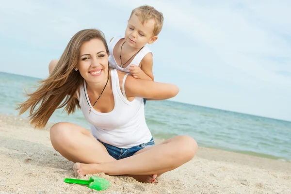 Mother and her son having fun on the beach — Stock Photo, Image