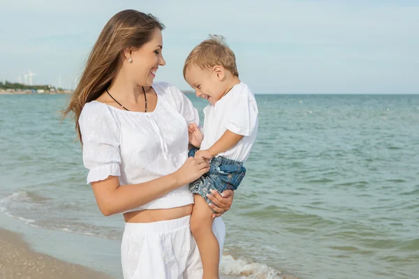 Madre y su hijo se divierten en la playa —  Fotos de Stock