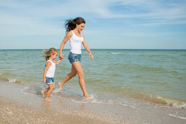 Mother and her daughter  having fun on the beach — Stock Photo, Image