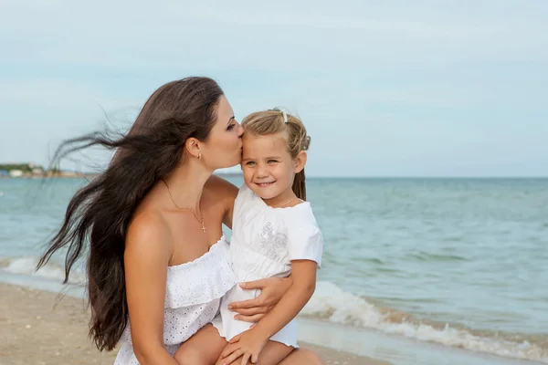 Mãe e sua filhinha abraçando . — Fotografia de Stock