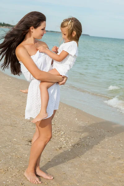 Moeder en haar dochtertje knuffelen. — Stockfoto