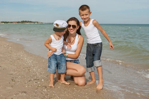 어머니와 그녀의 두 아들 해변에 재미 — 스톡 사진