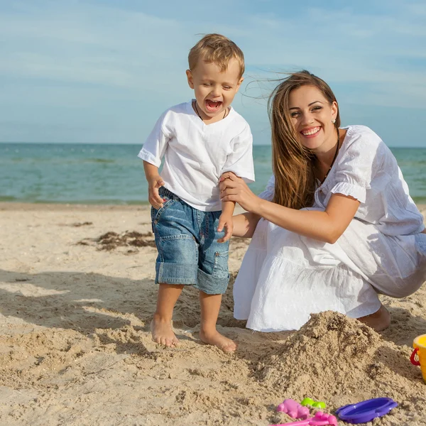 Matka i jej syn, zabawy na plaży — Zdjęcie stockowe