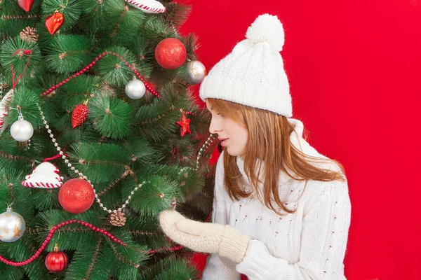 Beautiful young woman  near Christmas tree — Stock Photo, Image