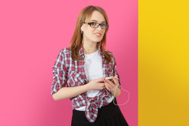 Kadın smartphone cep telefonu ile müzik dinlerken kulaklık ile.