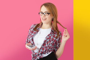 Kadın smartphone cep telefonu ile müzik dinlerken kulaklık ile.