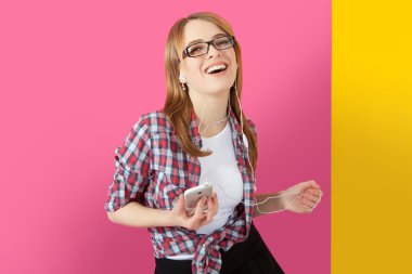 Smartphone cep telefonu ile müzik dinlerken kulaklık ile dans kadın.