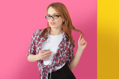 Kadın smartphone cep telefonu ile müzik dinlerken kulaklık ile.