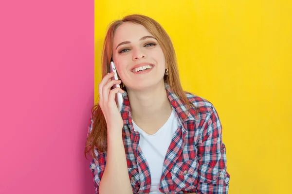 Dívka mluví na mobilním telefonu — Stock fotografie