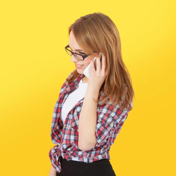 Chica hablando en el teléfono móvil — Foto de Stock