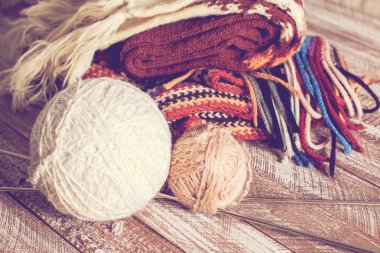 Örgü iğne ve iplik rustik ahşap zemin üzerine