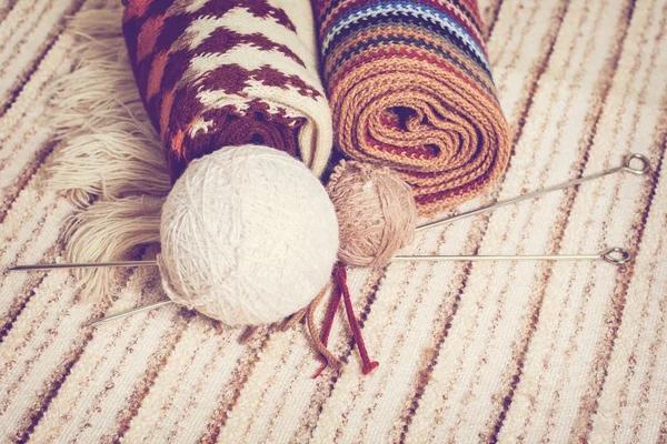 Вязание иголок и пряжи на деревенском — стоковое фото