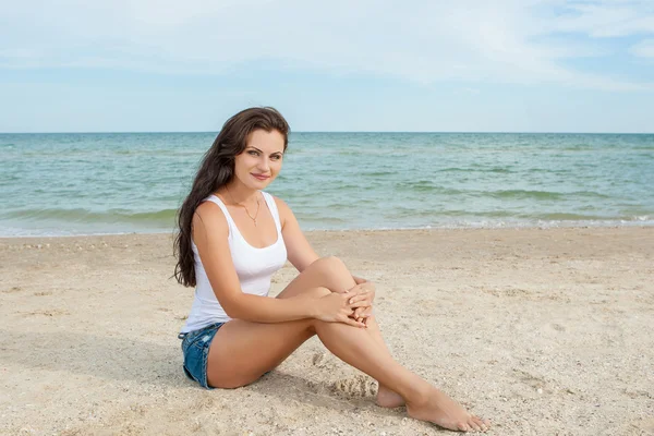 Mooie vrouw in de buurt van de zee. — Stockfoto