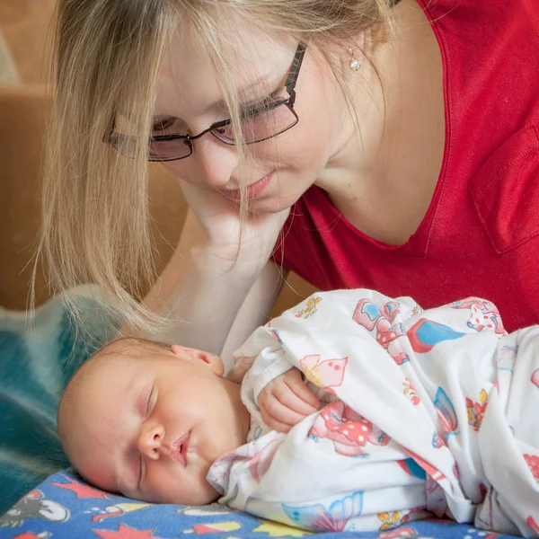 Madre y su bebé recién nacido — Foto de Stock