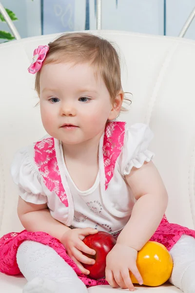 Niña con manzana y pera — Foto de Stock