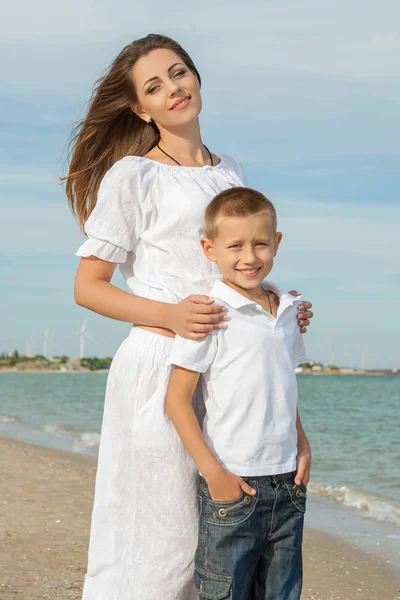 Mutter und ihr Sohn amüsieren sich am Strand — Stockfoto