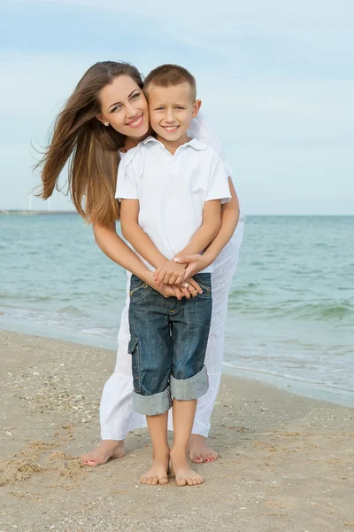 Matka i jej syn, zabawy na plaży — Zdjęcie stockowe