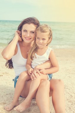 Anne ve kızı plajda eğlenmek