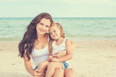 Anne ve kızı plajda eğlenmek