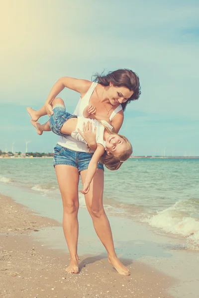 Moeder en haar dochter plezier op het strand — Stockfoto