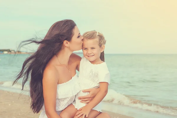 Mamma och hennes lilla dotter kramas. — Stockfoto