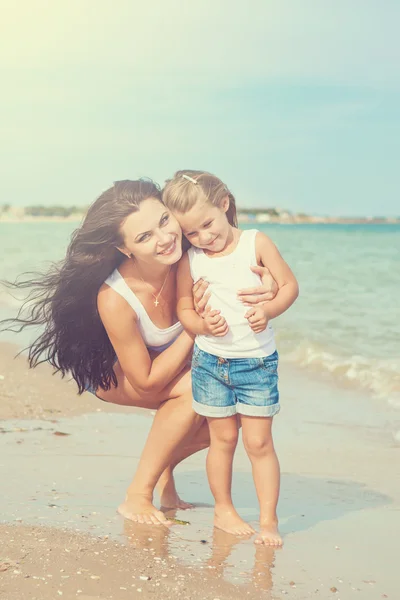 행복 한 아름 다운 어머니와 딸을 해변의 시간을 즐기고 — 스톡 사진