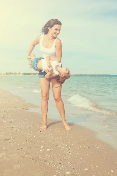 Moeder en haar dochter plezier op het strand — Stockfoto