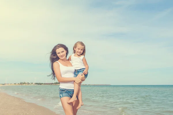 Mother and her daughter  having fun on the beach — Stock Photo, Image