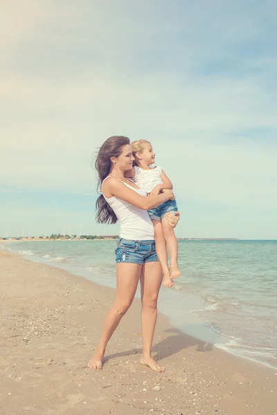 Matki i córki, zabawy na plaży — Zdjęcie stockowe