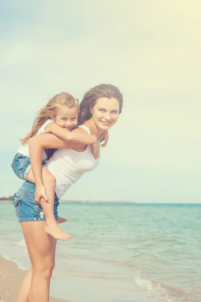 Madre y su hija se divierten en la playa —  Fotos de Stock